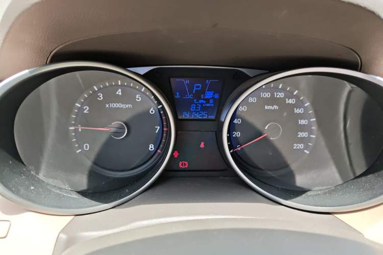 Used Hyundai ix35 2013 2.0L Automatic Two-Wheel Drive Smart GLS China IV Standard Odometer Close Up