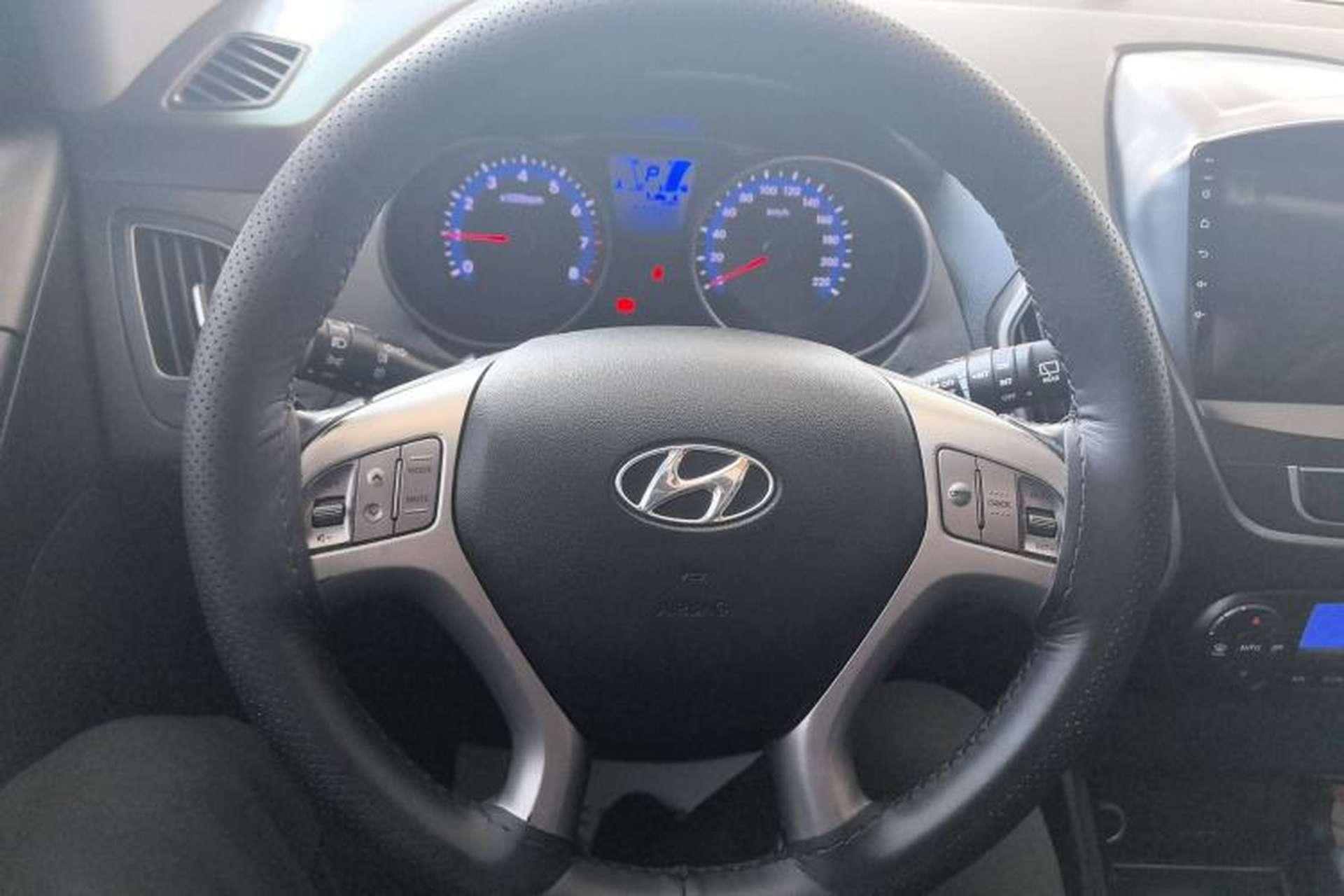 Used Hyundai ix35 2013 2.0L Automatic Two-Wheel Drive Smart GLS China IV Standard Steering Wheel