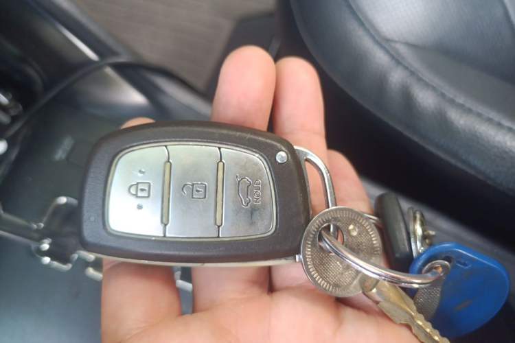 Used Hyundai ix35 2013 2.0L Automatic Two-Wheel Drive Smart GLS China IV Standard Vehicle Key