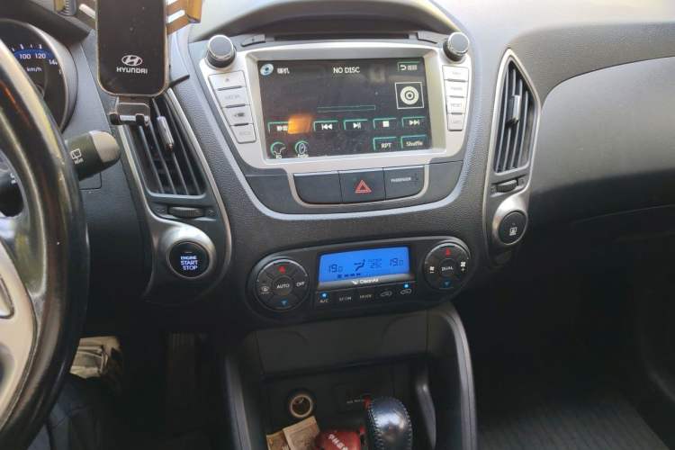 Used Hyundai ix35 2013 2.0L Automatic Two-Wheel Drive Smart GLS China V Standard Audio And AC Panel