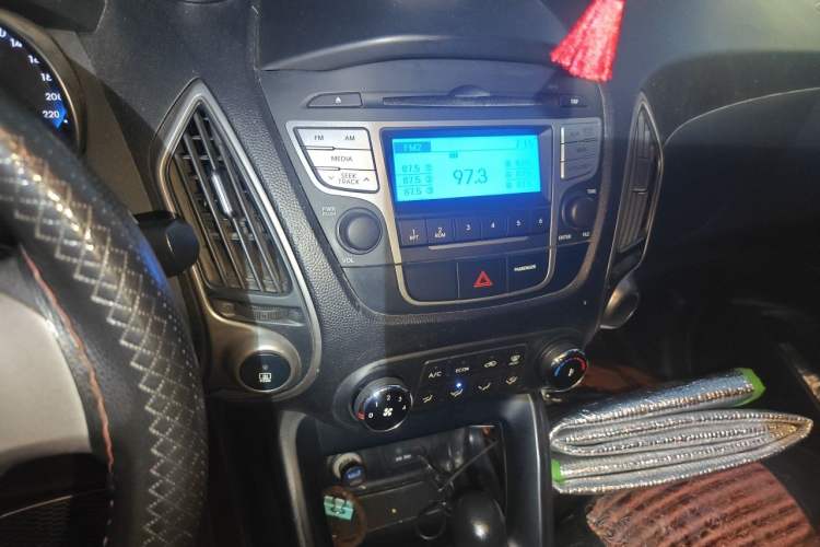 Used Hyundai ix35 2013 2.0L Automatic Two-Wheel Drive Comfort GL China V Standard Audio And AC Panel