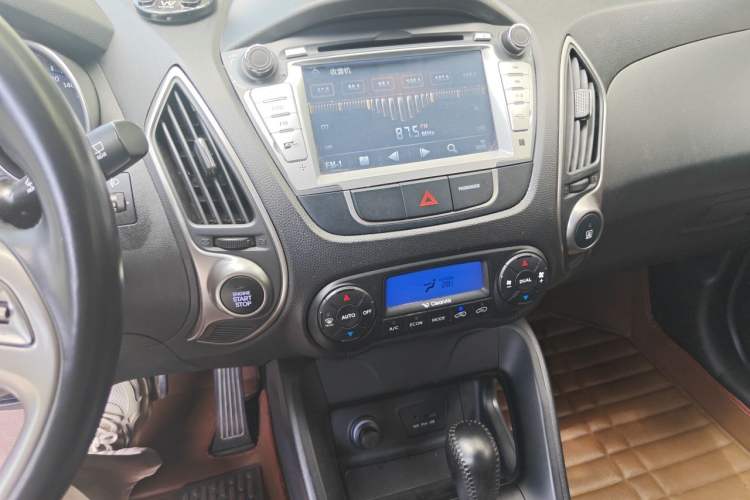 Used Hyundai ix35 2013 2.0L Automatic 4x4 Intelligent GLS China IV Standard Audio And AC Panel