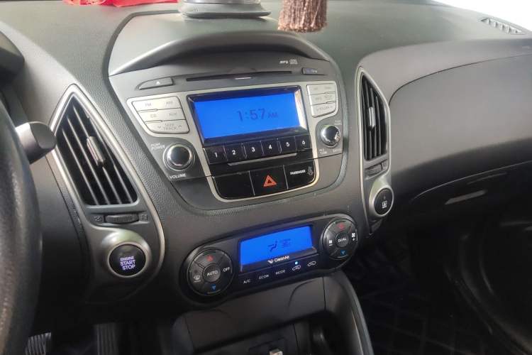 Used Hyundai ix35 2013 2.0L Automatic Two-Wheel Drive Smart GLS China V Standard Audio And AC Panel