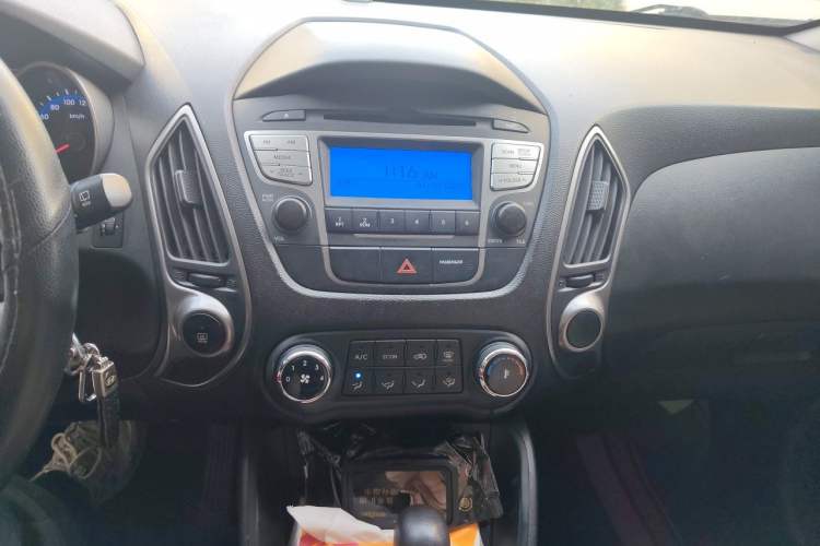 Used Hyundai ix35 2013 2.0L Automatic 2WD Comfort GL China IV Standard Audio And AC Panel