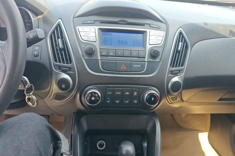 Used Hyundai ix35 2013 2.0L Automatic 2WD Comfort GL China IV Standard Audio And AC Panel