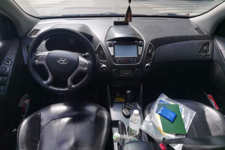 Used Hyundai ix35 2013 2.0L Automatic Two-Wheel Drive Smart GLS China IV Standard Center Console