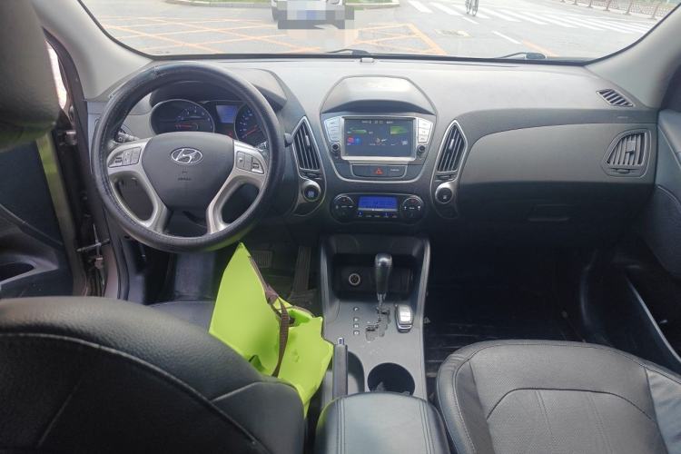 Used Hyundai ix35 2013 2.0L Automatic Two-Wheel Drive Smart GLS China IV Standard Center Console
