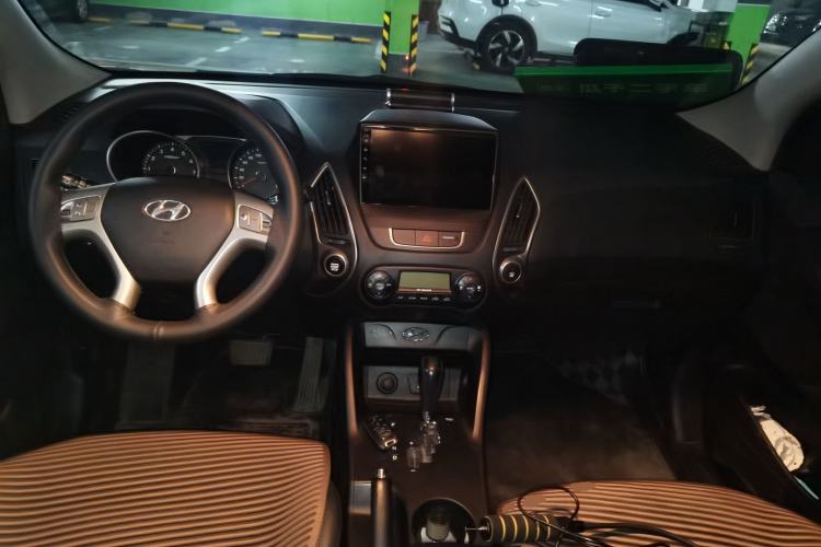 Used Hyundai ix35 2013 2.0L Automatic Two-Wheel Drive Smart GLS China IV Standard Center Console