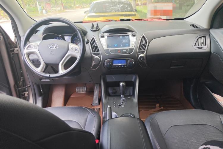 Used Hyundai ix35 2013 2.0L Automatic 4x4 Intelligent GLS China IV Standard Center Console