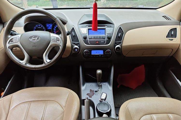 Used Hyundai ix35 2013 2.0L Automatic Two-Wheel Drive Smart GLS China IV Standard Center Console