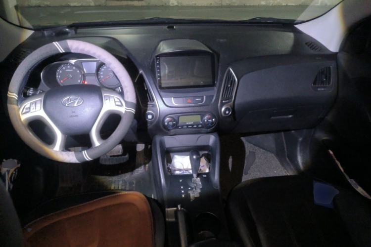 Used Hyundai ix35 2013 2.0L Automatic Two-Wheel Drive Smart GLS China IV Standard Center Console