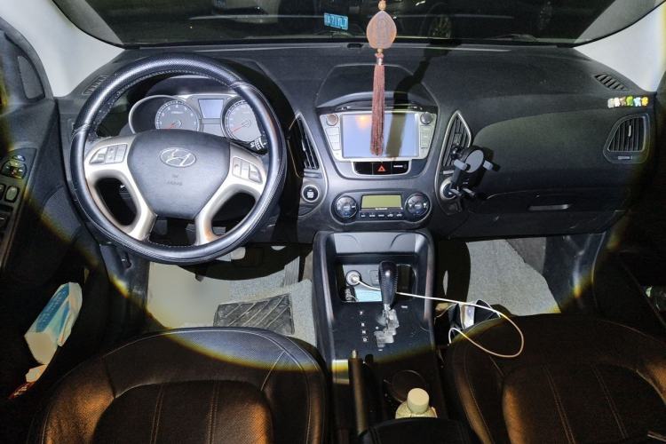 Used Hyundai ix35 2013 2.0L Automatic Two-Wheel Drive Smart GLS China IV Standard Center Console
