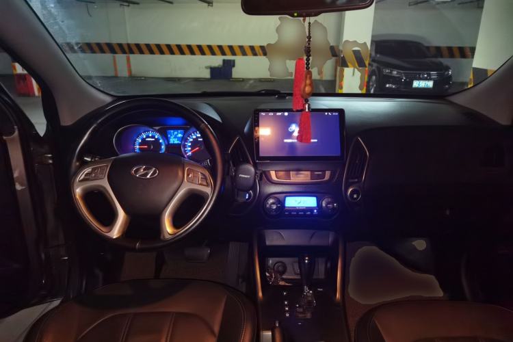 Used Hyundai ix35 2013 2.0L Automatic 4x4 Intelligent GLS China IV Standard Center Console