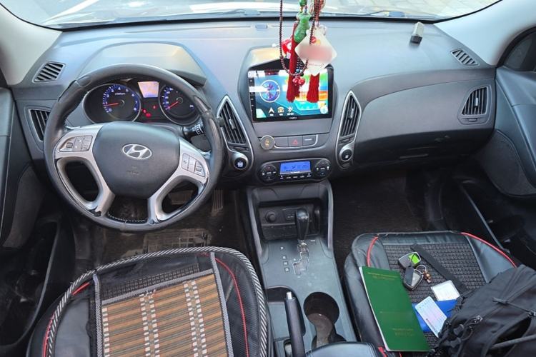 Used Hyundai ix35 2013 2.0L Automatic Two-Wheel Drive Smart GLS China IV Standard Center Console