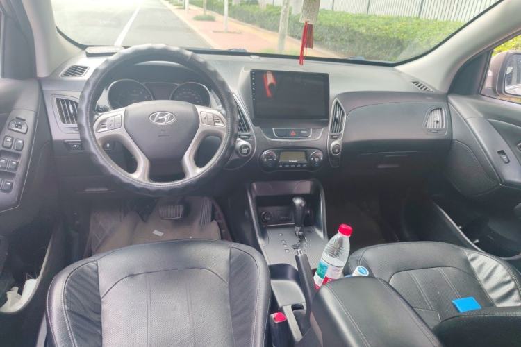 Used Hyundai ix35 2013 2.0L Automatic Two-Wheel Drive Smart GLS China IV Standard Center Console