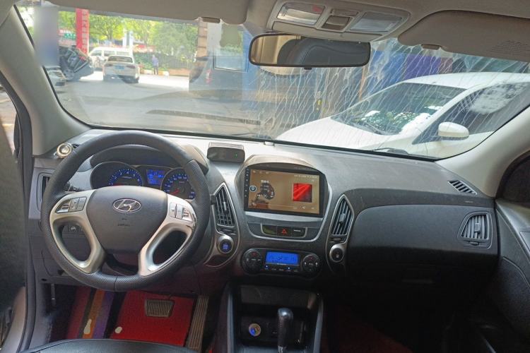 Used Hyundai ix35 2013 2.0L Automatic Two-Wheel Drive Smart GLS China IV Standard Center Console