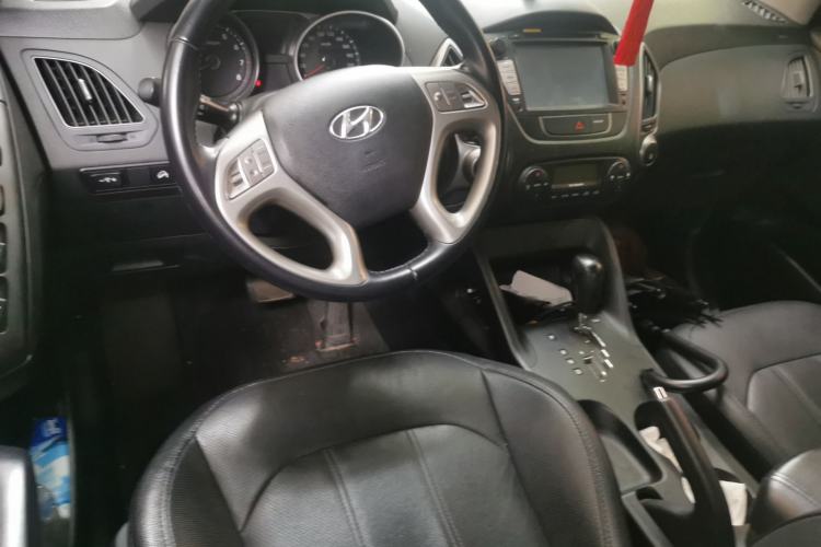 Used Hyundai ix35 2013 2.0L Automatic Two-Wheel Drive Smart GLS China IV Standard Center Console