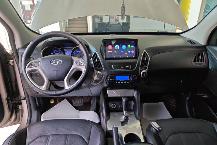 Used Hyundai ix35 2013 2.0L Automatic Two-Wheel Drive Smart GLS China IV Standard Center Console