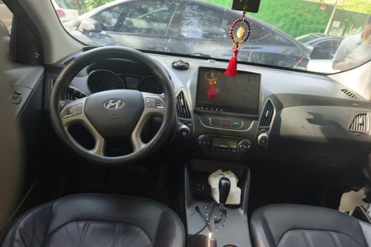 Used Hyundai ix35 2013 2.0L Automatic Two-Wheel Drive Smart GLS China IV Standard Center Console