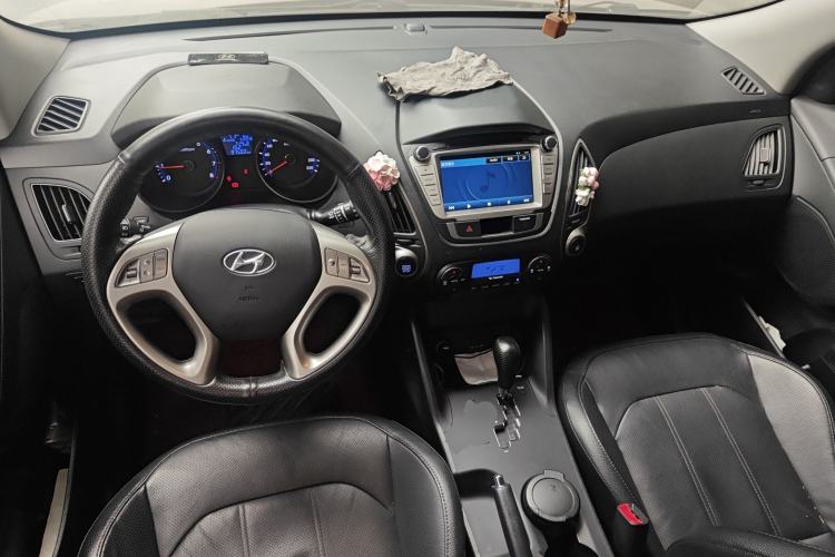 Used Hyundai ix35 2013 2.0L Automatic 4x4 Intelligent GLS China IV Standard Center Console