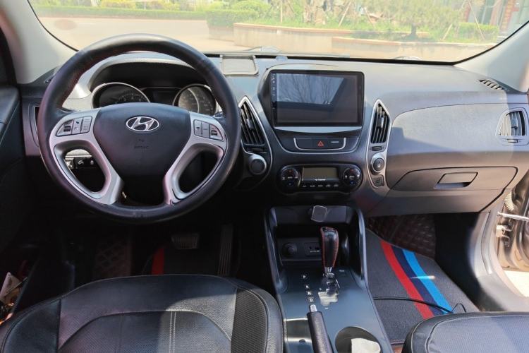 Used Hyundai ix35 2013 2.0L Automatic Two-Wheel Drive Smart GLS China IV Standard Center Console
