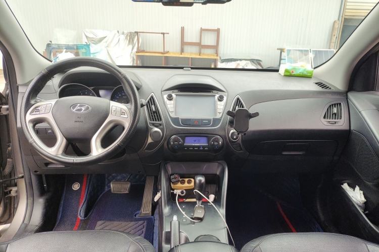 Used Hyundai ix35 2013 2.0L Automatic Two-Wheel Drive Smart GLS China IV Standard Center Console