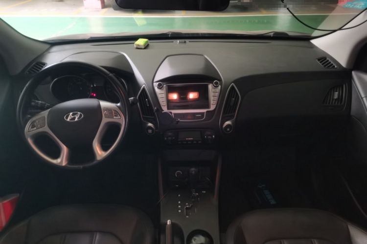 Used Hyundai ix35 2013 2.0L Automatic Two-Wheel Drive Smart GLS China IV Standard Center Console