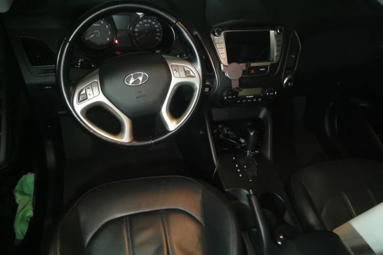 Used Hyundai ix35 2013 2.0L Automatic Two-Wheel Drive Smart GLS China IV Standard Center Console