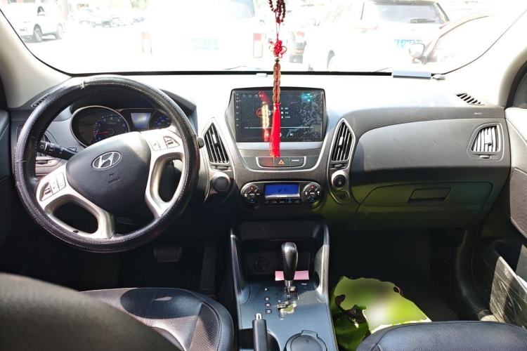 Used Hyundai ix35 2013 2.0L Automatic Two-Wheel Drive Smart GLS China IV Standard Center Console