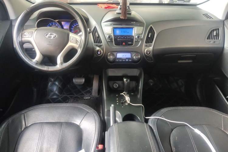 Used Hyundai ix35 2013 2.0L Automatic Two-Wheel Drive Smart GLS China V Standard Center Console