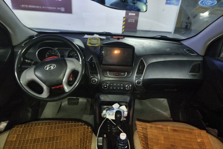 Used Hyundai ix35 2013 2.0L Automatic 2WD Comfort GL China IV Standard Center Console