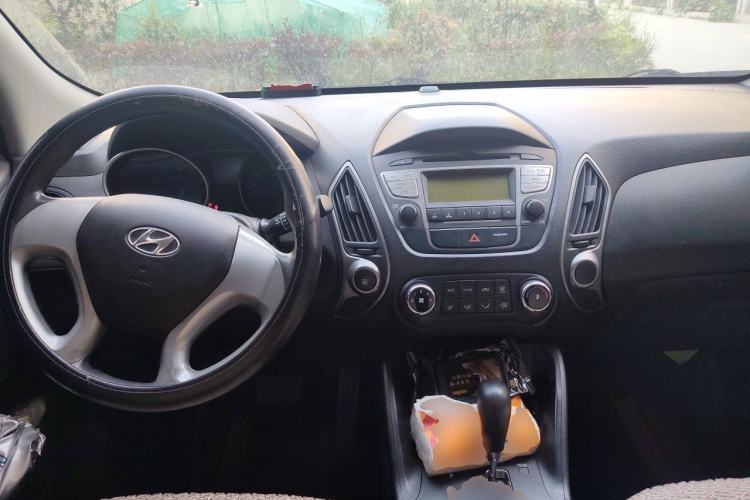 Used Hyundai ix35 2013 2.0L Automatic 2WD Comfort GL China IV Standard Center Console