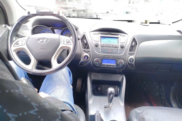 Used Hyundai ix35 2013 2.0L Automatic Two-Wheel Drive Smart GLS China IV Standard Center Console