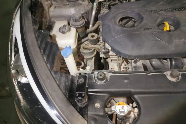 Used Hyundai ix35 2013 2.0L Automatic Two-Wheel Drive Smart GLS China IV Standard Engine Bay Right