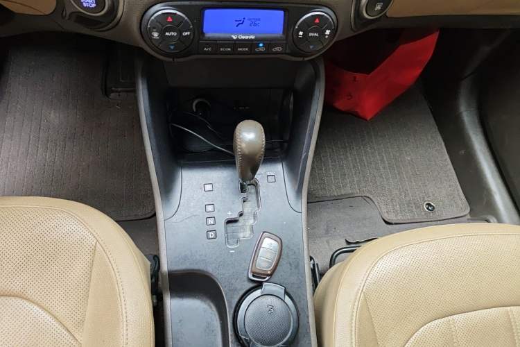 Used Hyundai ix35 2013 2.0L Automatic Two-Wheel Drive Smart GLS China IV Standard Gear Lever