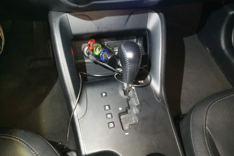 Used Hyundai ix35 2013 2.0L Automatic Two-Wheel Drive Smart GLS China IV Standard Gear Lever