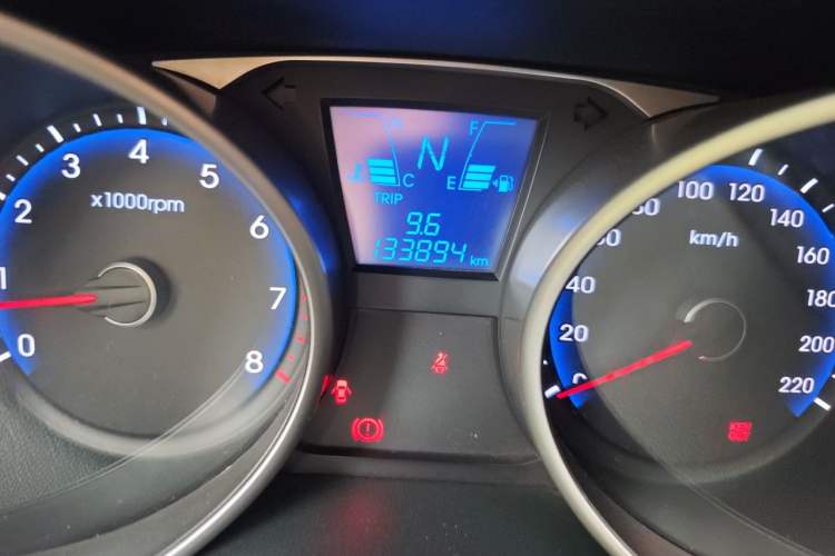 Used Hyundai ix35 2013 2.0L Automatic Two-Wheel Drive Smart GLS China IV Standard Odometer Close Up