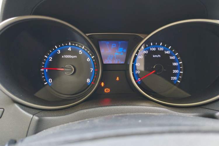 Used Hyundai ix35 2013 2.0L Automatic Two-Wheel Drive Smart GLS China V Standard Odometer Close Up