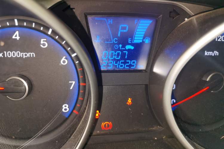 Used Hyundai ix35 2013 2.0L Automatic Two-Wheel Drive Smart GLS China IV Standard Odometer Close Up