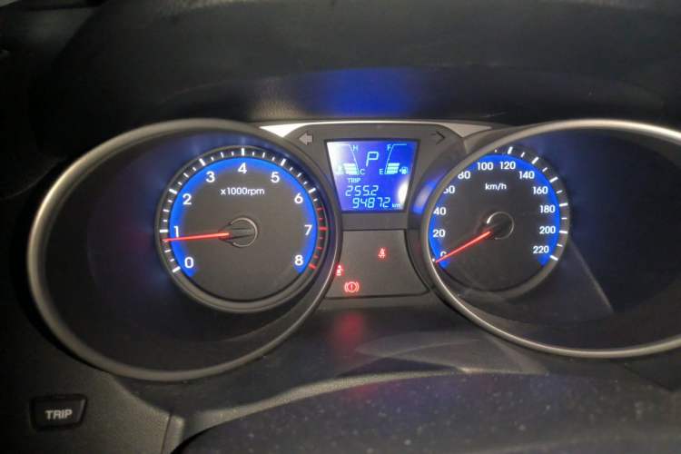 Used Hyundai ix35 2013 2.0L Automatic Two-Wheel Drive Smart GLS China IV Standard Odometer Close Up