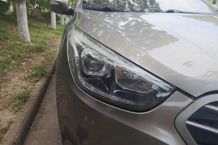 Used Hyundai ix35 2013 2.0L Automatic 4x4 Intelligent GLS China IV Standard Right Front Headlight