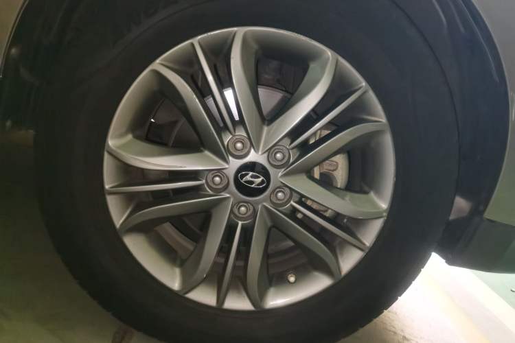 Used Hyundai ix35 2013 2.0L Automatic Two-Wheel Drive Smart GLS China IV Standard Right Front Wheel Hub