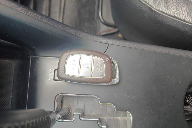 Used Hyundai ix35 2013 2.0L Automatic Two-Wheel Drive Smart GLS China IV Standard Vehicle Key