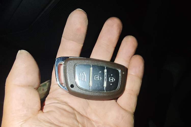 Used Hyundai ix35 2013 2.0L Automatic Two-Wheel Drive Smart GLS China IV Standard Vehicle Key