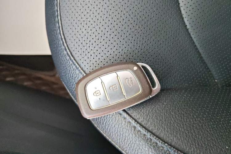 Used Hyundai ix35 2013 2.0L Automatic Two-Wheel Drive Smart GLS China IV Standard Vehicle Key