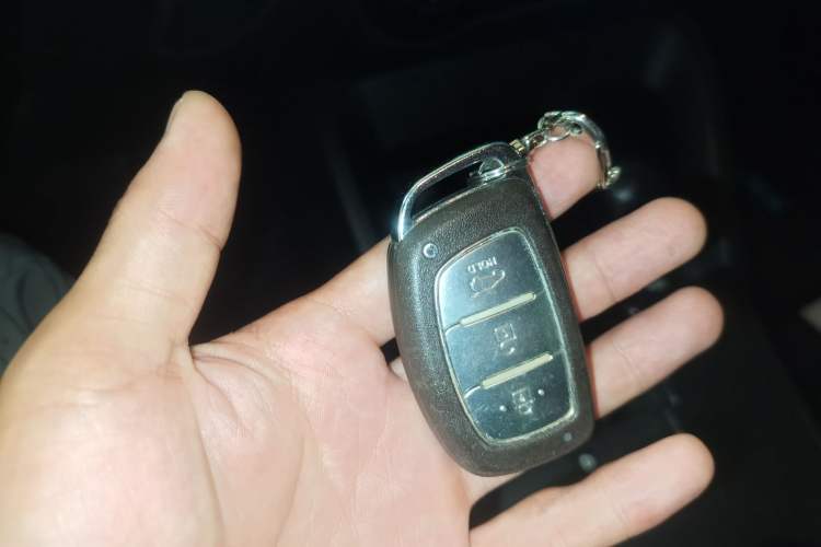 Used Hyundai ix35 2013 2.0L Automatic Two-Wheel Drive Smart GLS China IV Standard Vehicle Key