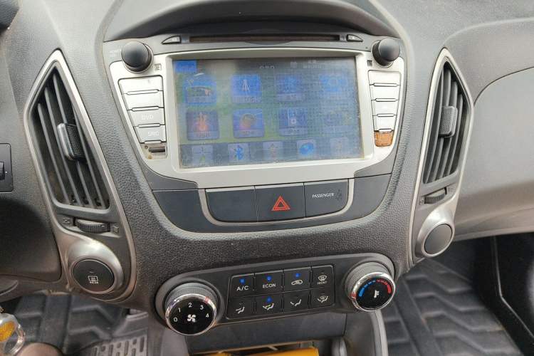 Used Hyundai ix35 2013 2.0L Automatic 2WD Comfort GL China IV Standard Audio And AC Panel