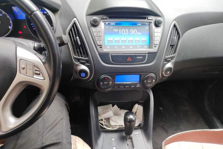 Used Hyundai ix35 2013 2.0L Automatic Two-Wheel Drive Smart GLS China V Standard Audio And AC Panel