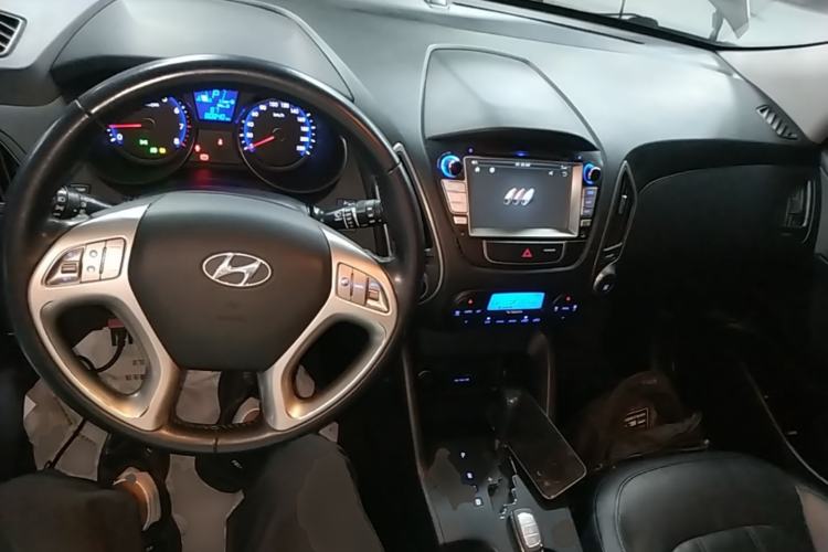 Used Hyundai ix35 2013 2.0L Automatic Two-Wheel Drive Smart GLS China IV Standard Center Console