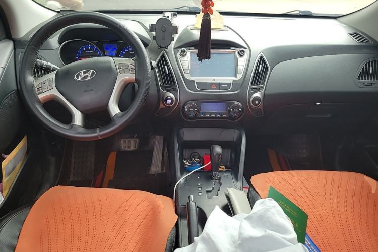 Used Hyundai ix35 2013 2.0L Automatic Two-Wheel Drive Smart GLS China IV Standard Center Console